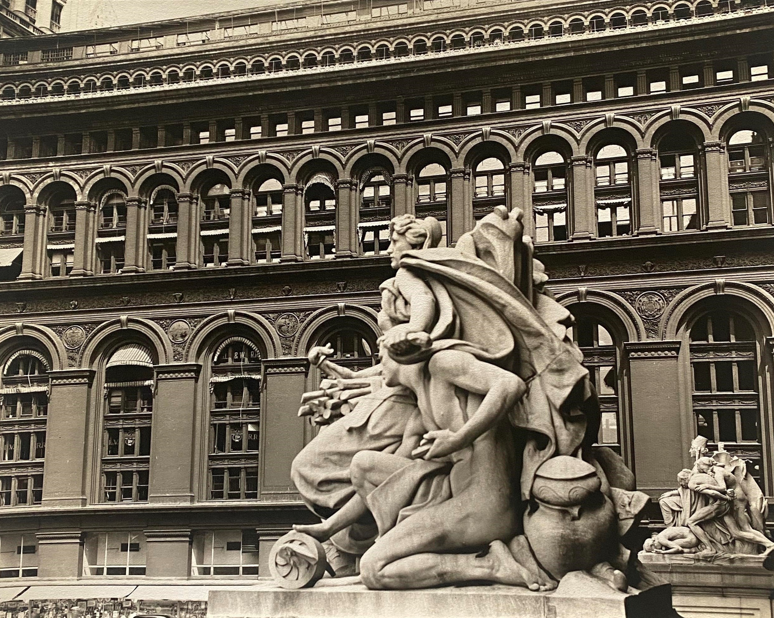Статуи у Таможни и здание Биржи, Боулинг-Грин, Манхэттен, 23 июля 1936. Автор Беренис Эббот