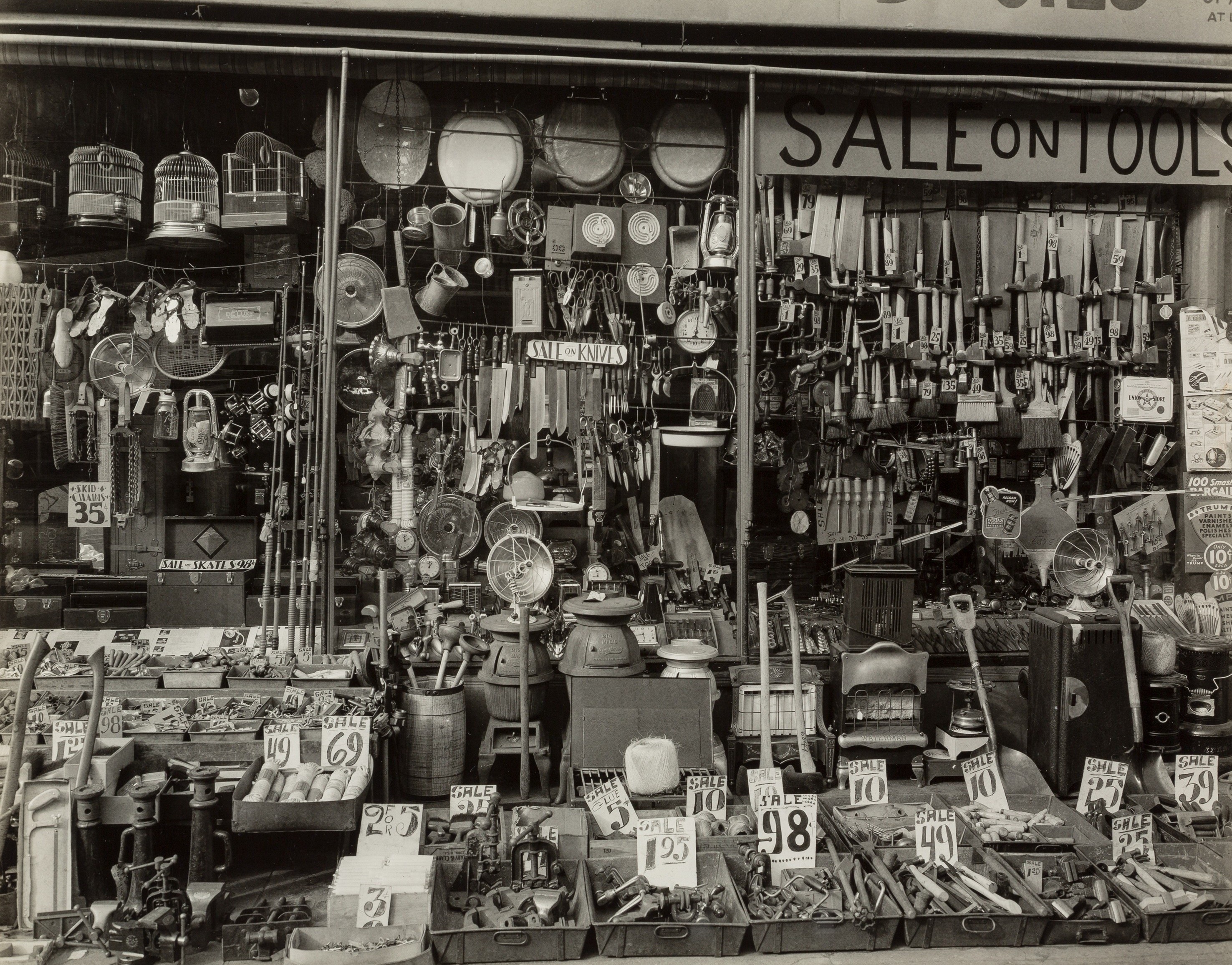 Строительный магазин на Бликер-стрит, 26 января 1938. Автор Беренис Эббот
