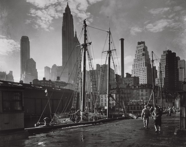 Фултон-стрит, Манхэттенский пейзаж с 17-го пирса, 26 ноября 1935. Автор Беренис Эббот