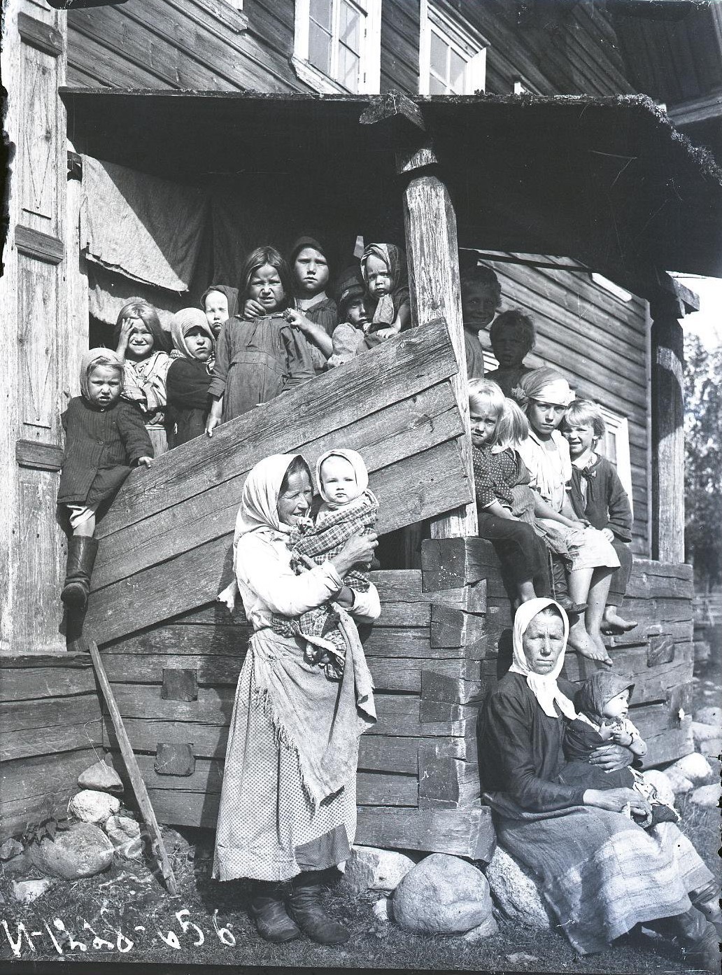 Группа крестьян с детьми. Карелы, Олонецкий р-н, 1927. Автор А. А. Беликов