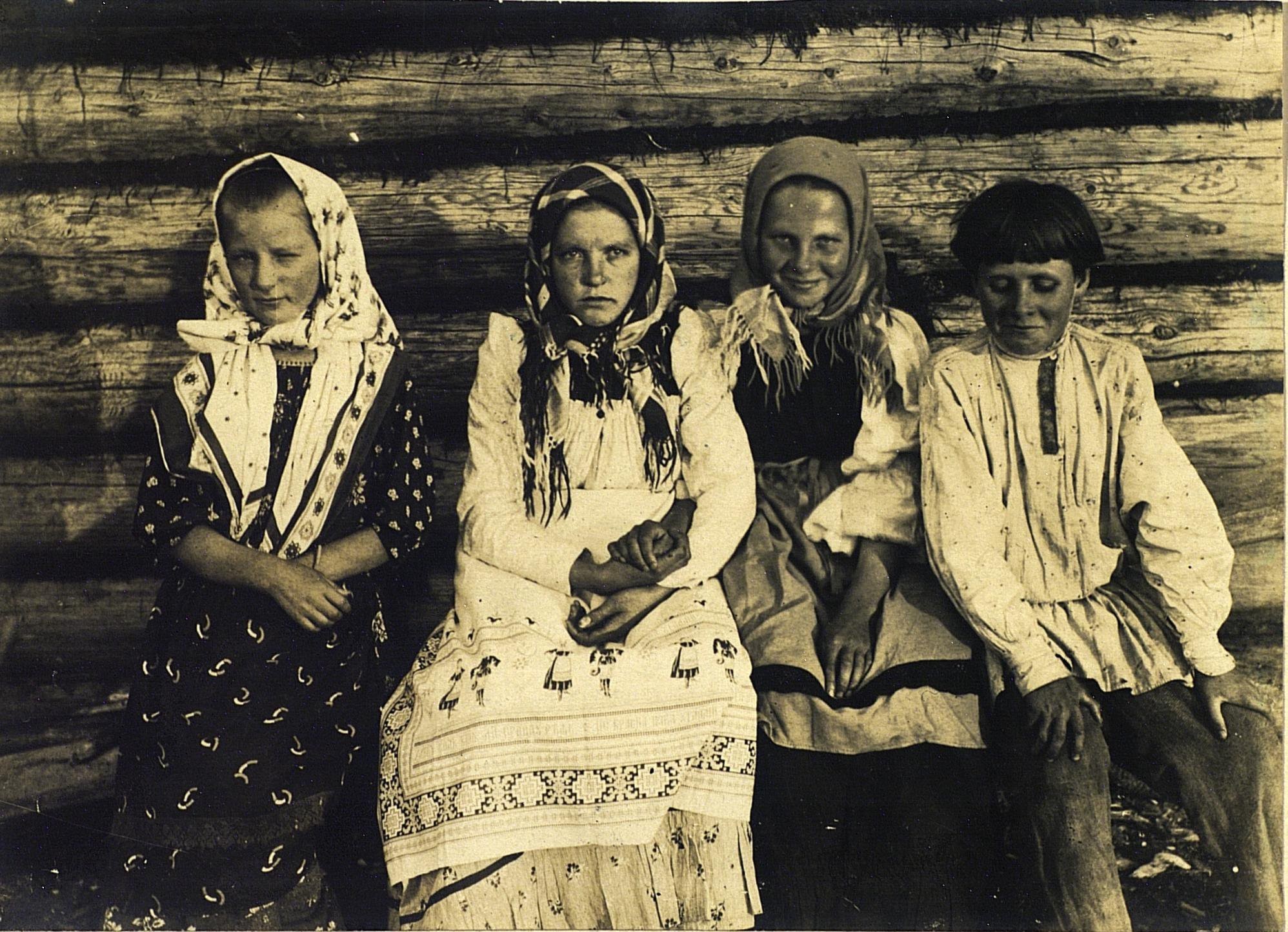 Дети и подростки села Чёлмужи. Карелия, 1899. Автор М. А. Круковский