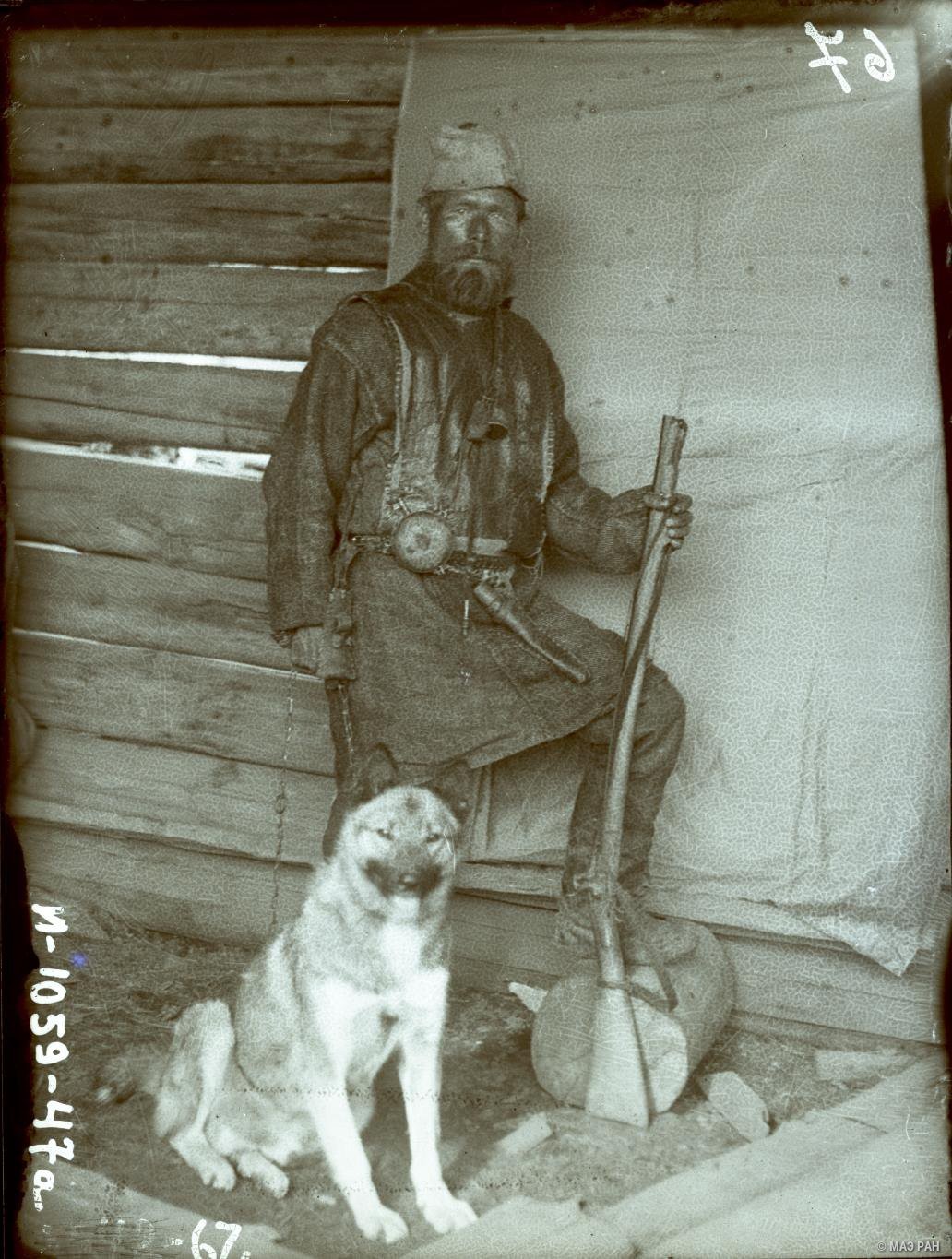 Зырянин-промышленник в полном охотничьем костюме с собакой. Коми-зыряне, Омская область, Тарский р-н, 1927