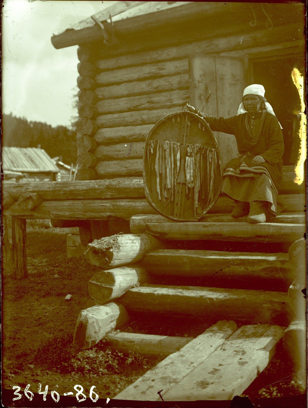 Камка (шаманка) со своим бубном. Шорцы, Кемеровская область, 1927