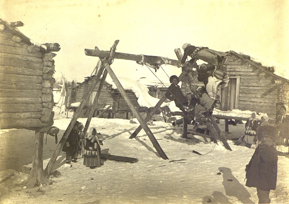 На качелях во время Пасхальной недели, чукчи, Примоская область, 1885 – 1899