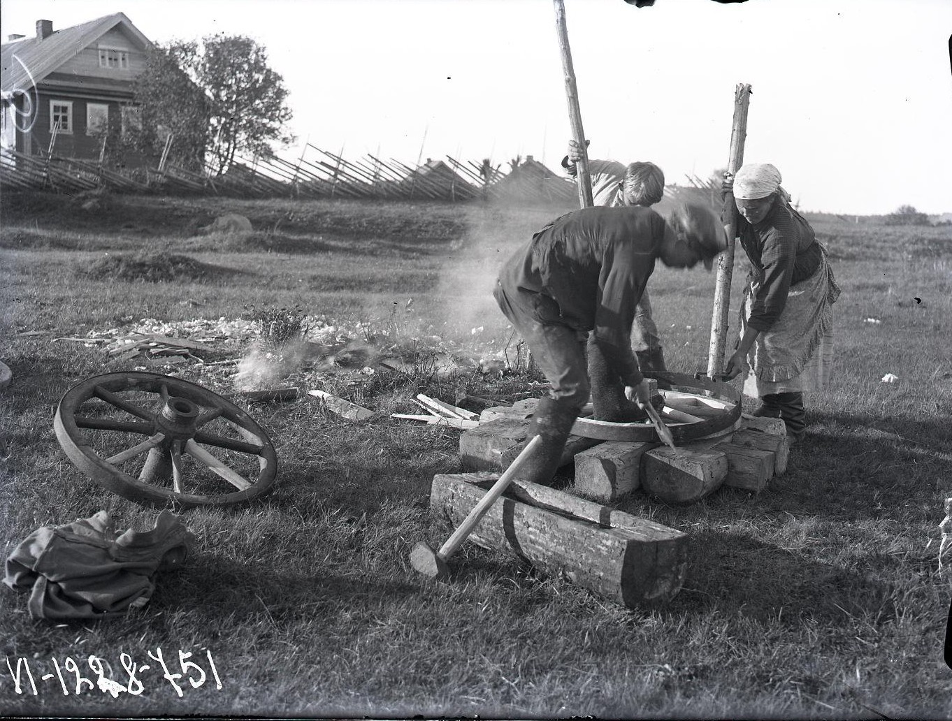 Натягивание обода на колесо. Карелия, 1927. Автор А. А. Беликов