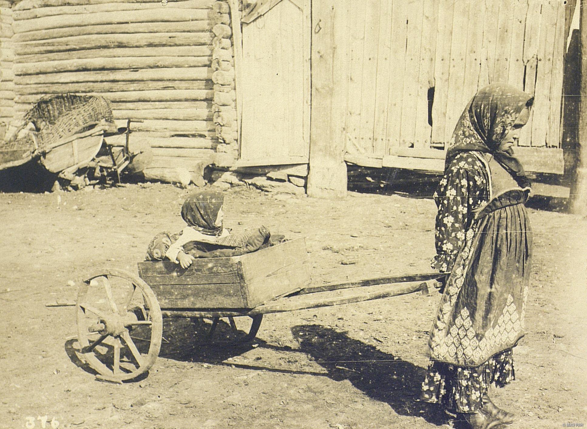 Нянька. Нагайбаки, Оренбургская губерния, 1908. Автор М. А. Круковский