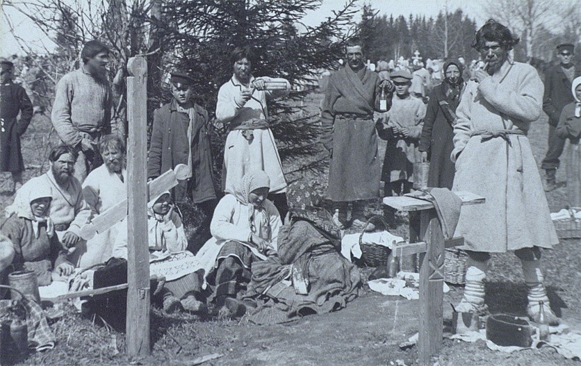 Поминки на кладбище в Радоницу, Вятская губерния, 1909