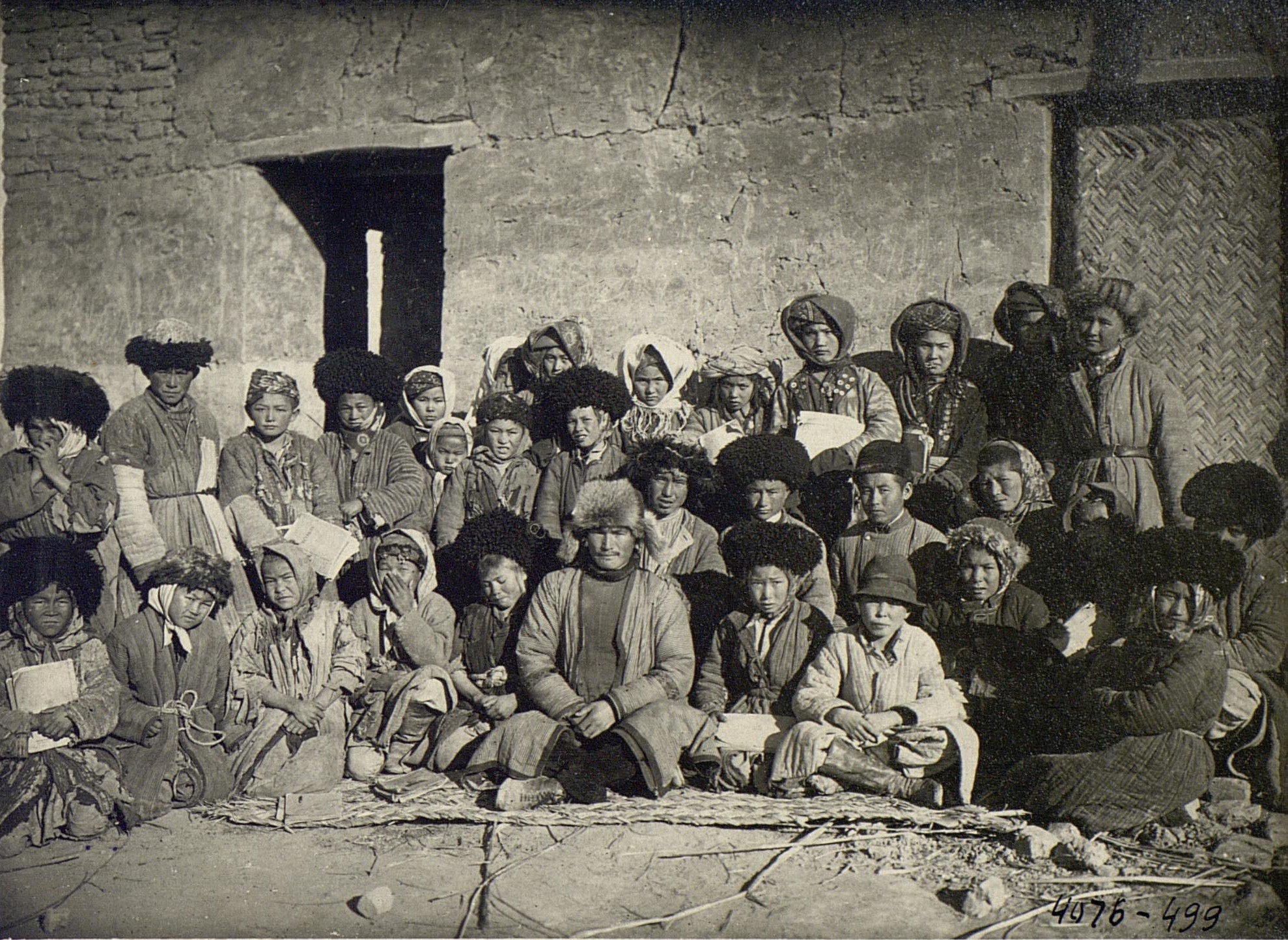 Ученики с учителем. Каракалпаки, Узбекистан, первая треть ХХ в.