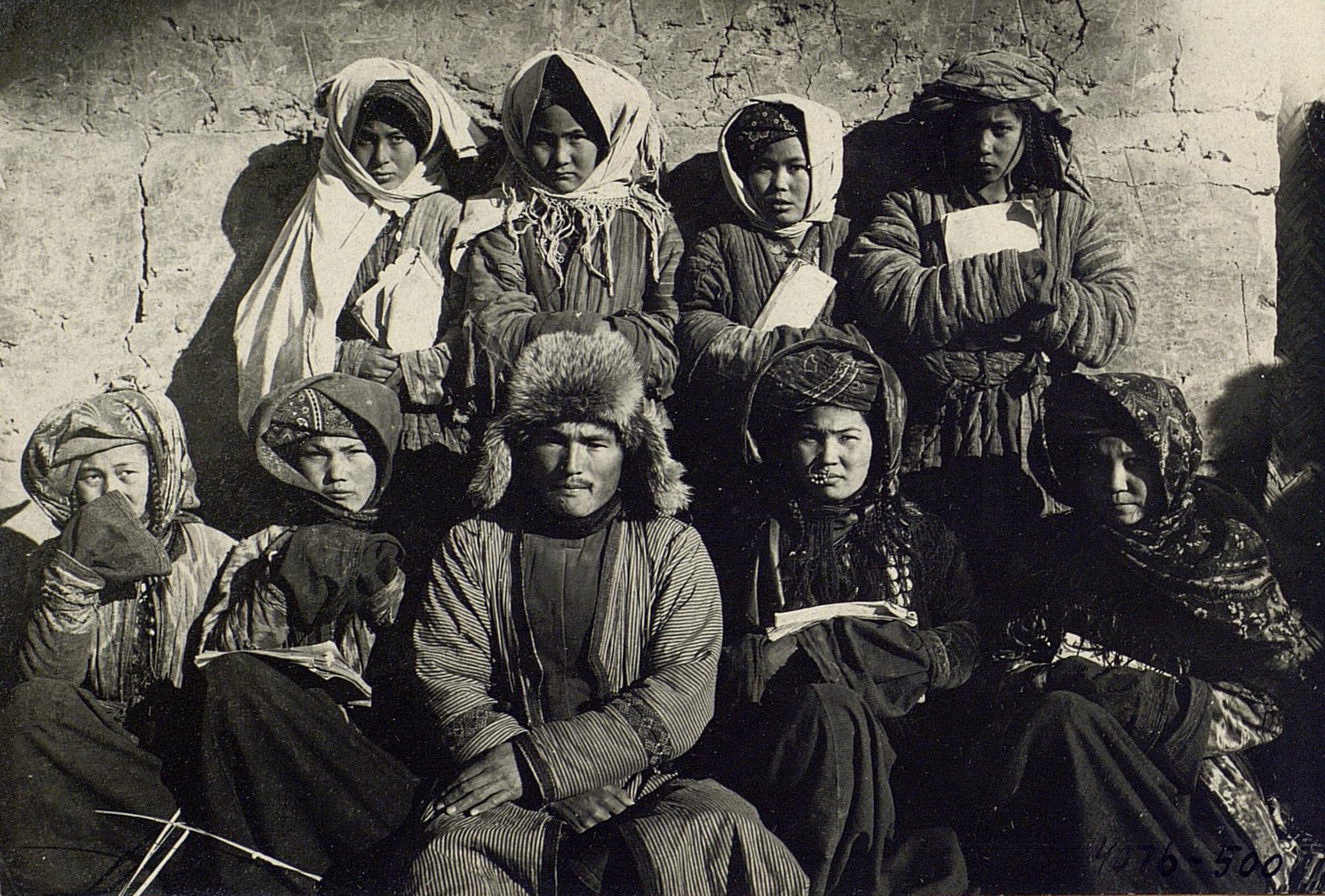 Группа учениц с учителем. Каракалпаки, Узбекистан, первая треть ХХ в.