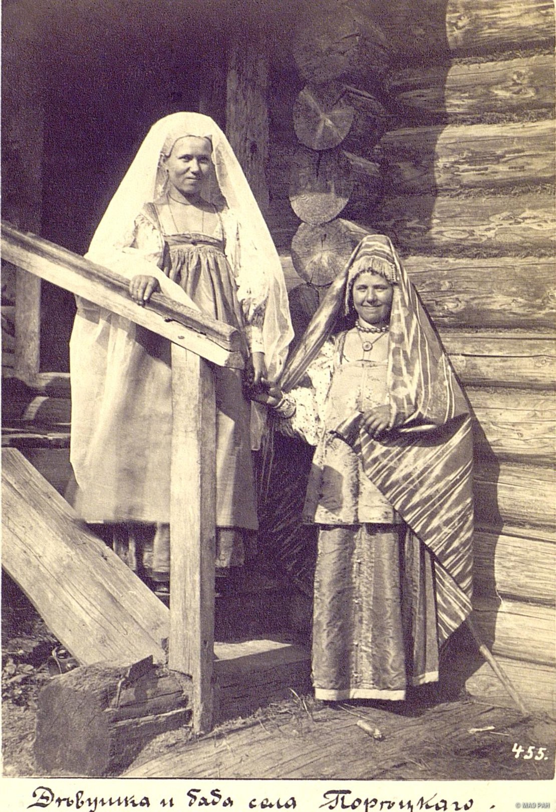 Девушка и замужняя женщина в праздничных костюмах. Чувашия, с. Порецкое, 1870-е. Автор В. А. Каррик