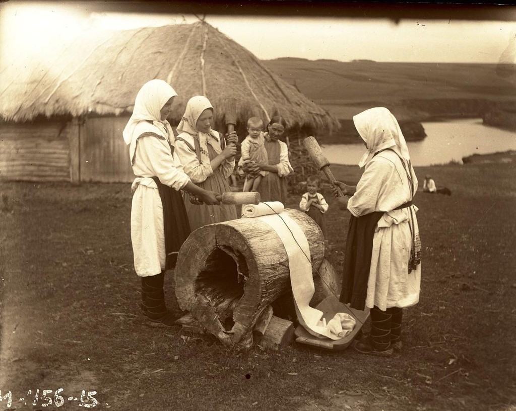 Крестьянки за лощением холста. Чуваши, Чувашия, 1928. Автор А. А. Ходосов