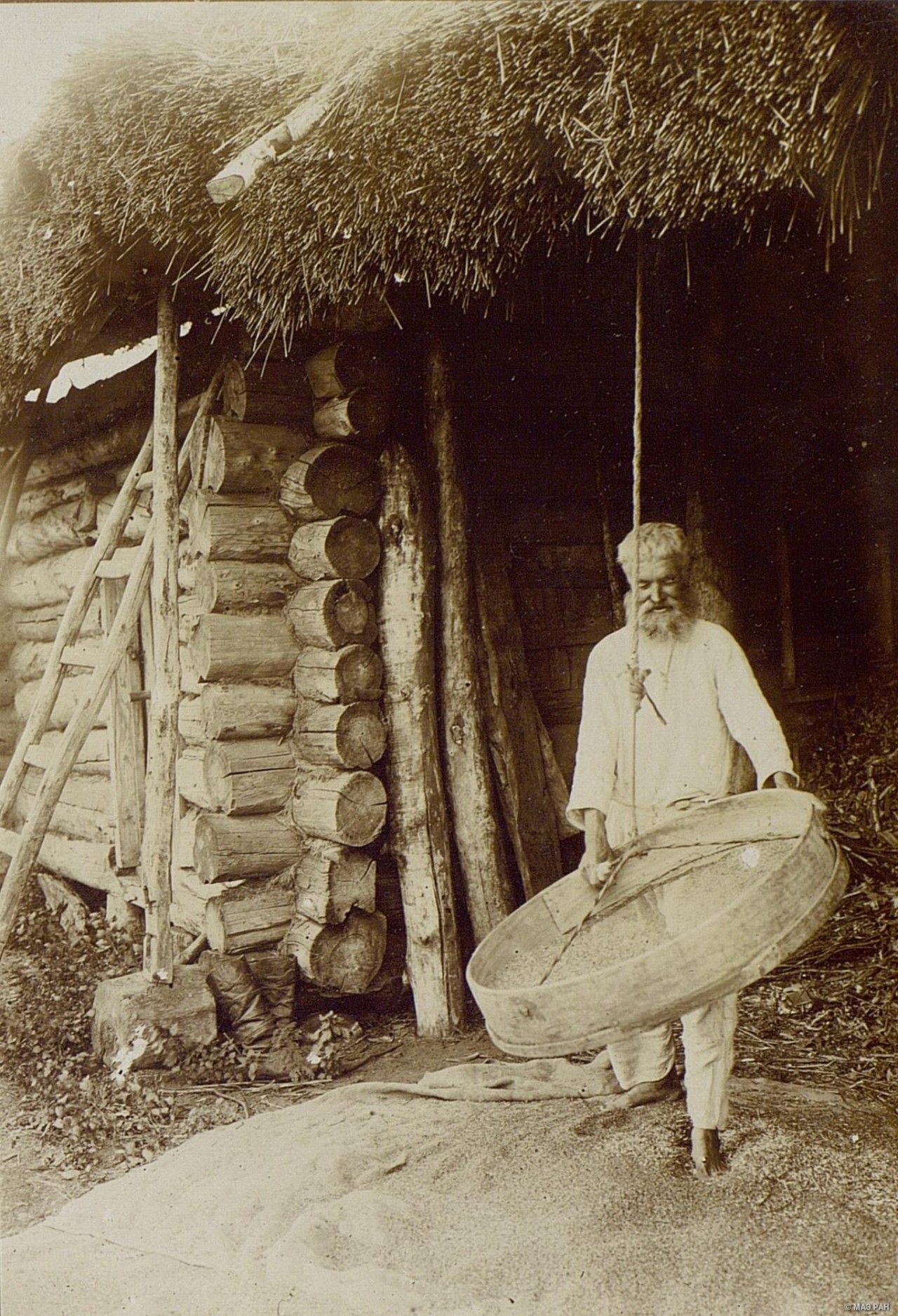 Просеивание пшеницы. Алтайский край, ок. 1911. Автор М. А. Круковский
