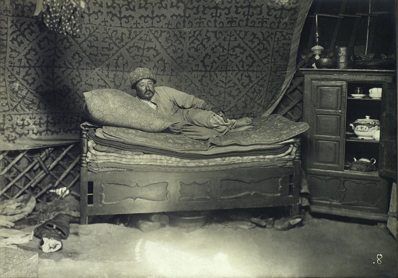 Внутренний вид юрты. Казахстан, Семипалатинская область, 1899. Автор С ...