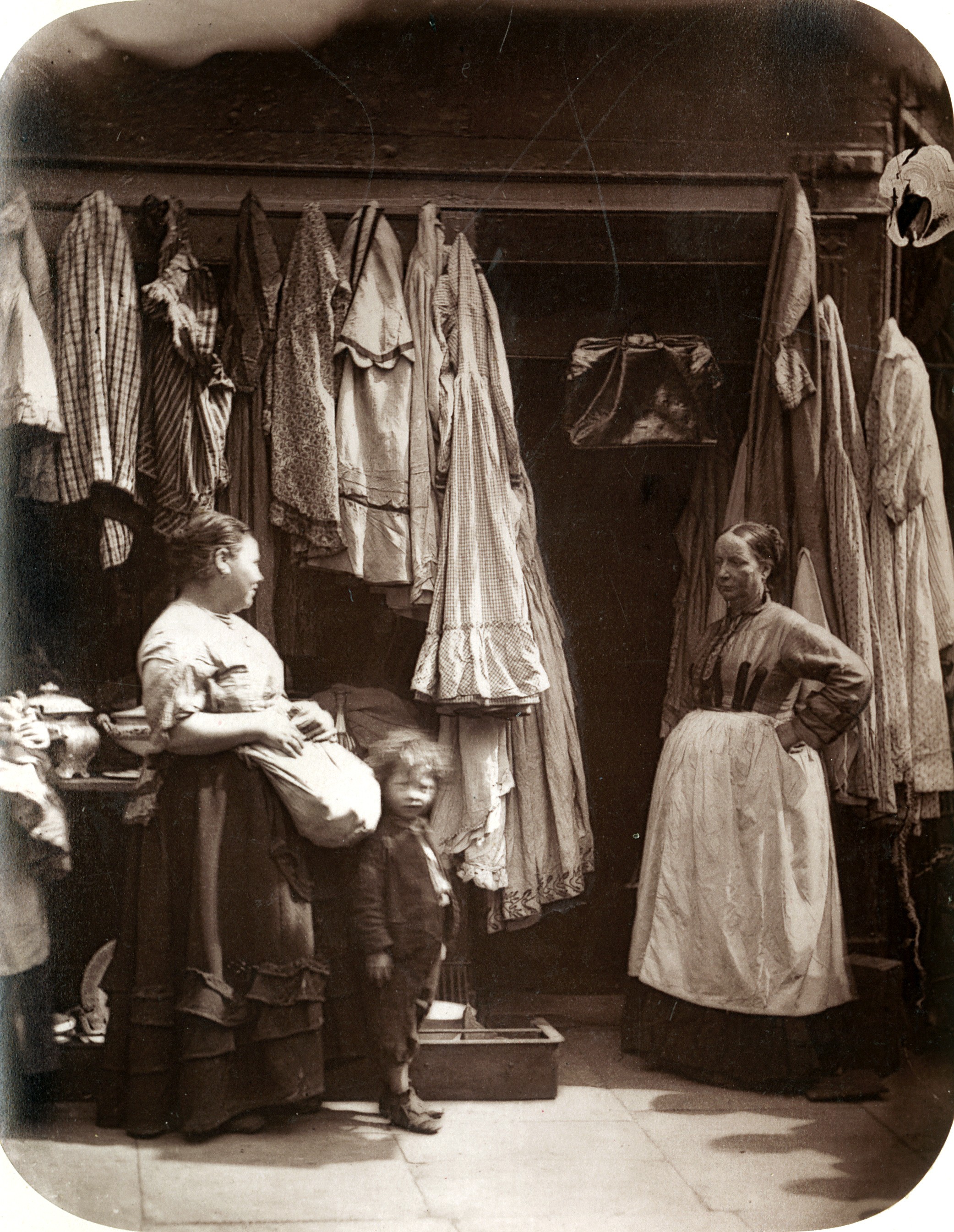 Магазин старой одежды, 1877. Автор Джон Томпсон