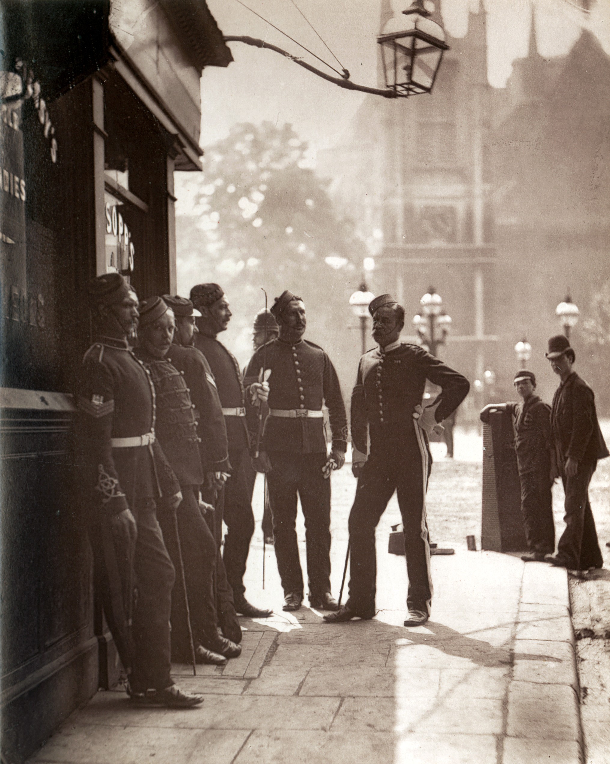 Набор в сержанты, 1877. Автор Джон Томпсон