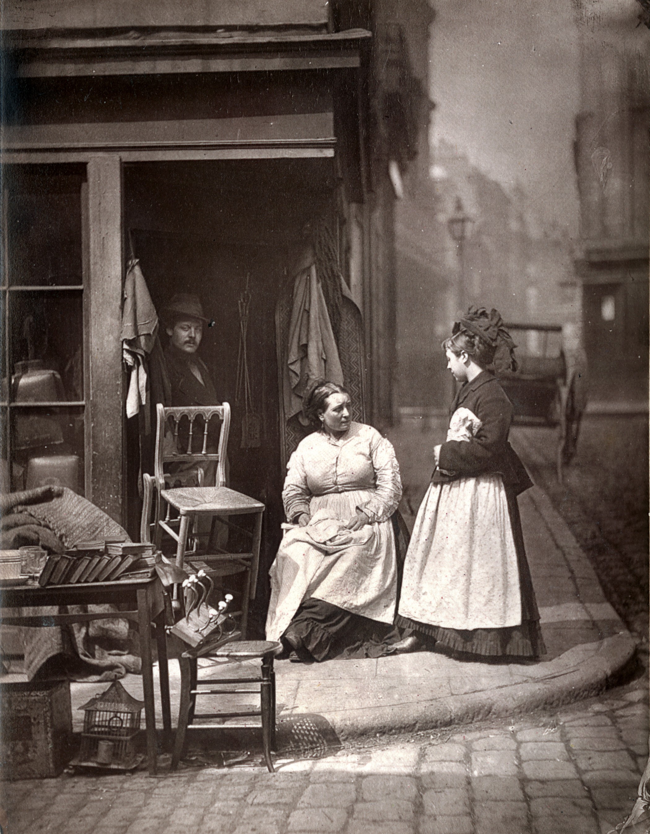 Старая мебель, 1877. Автор Джон Томпсон