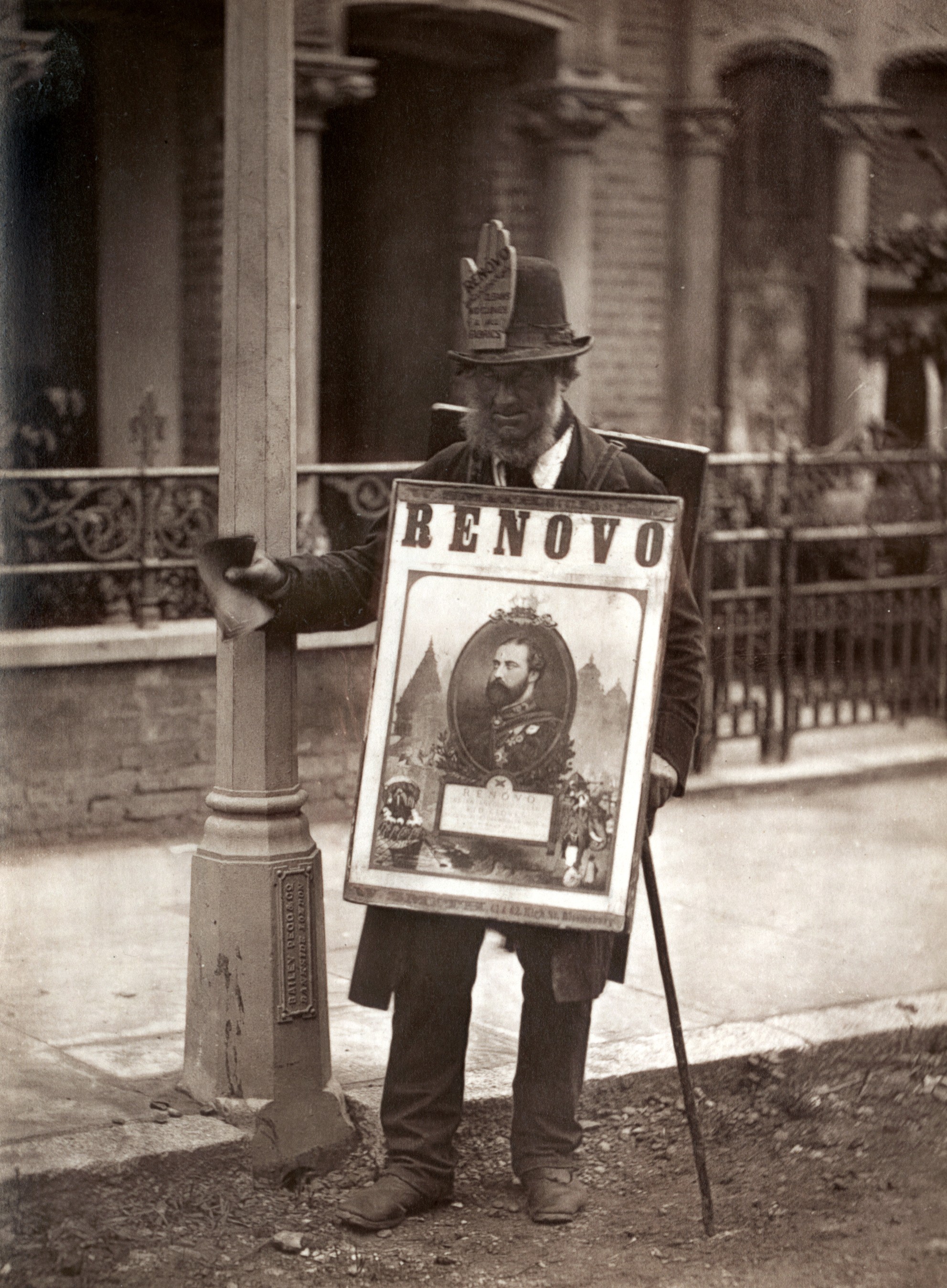 Лондонский человек-плакат, 1877. Автор Джон Томпсон