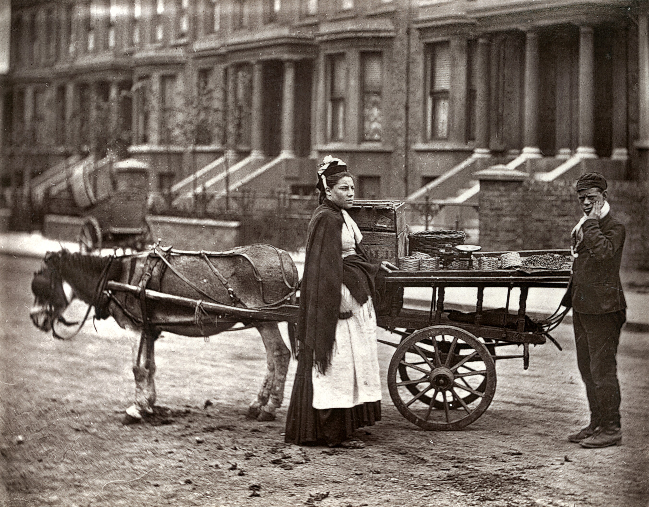 Спелая клубника у уличной торговки, 1877. Автор Джон Томпсон