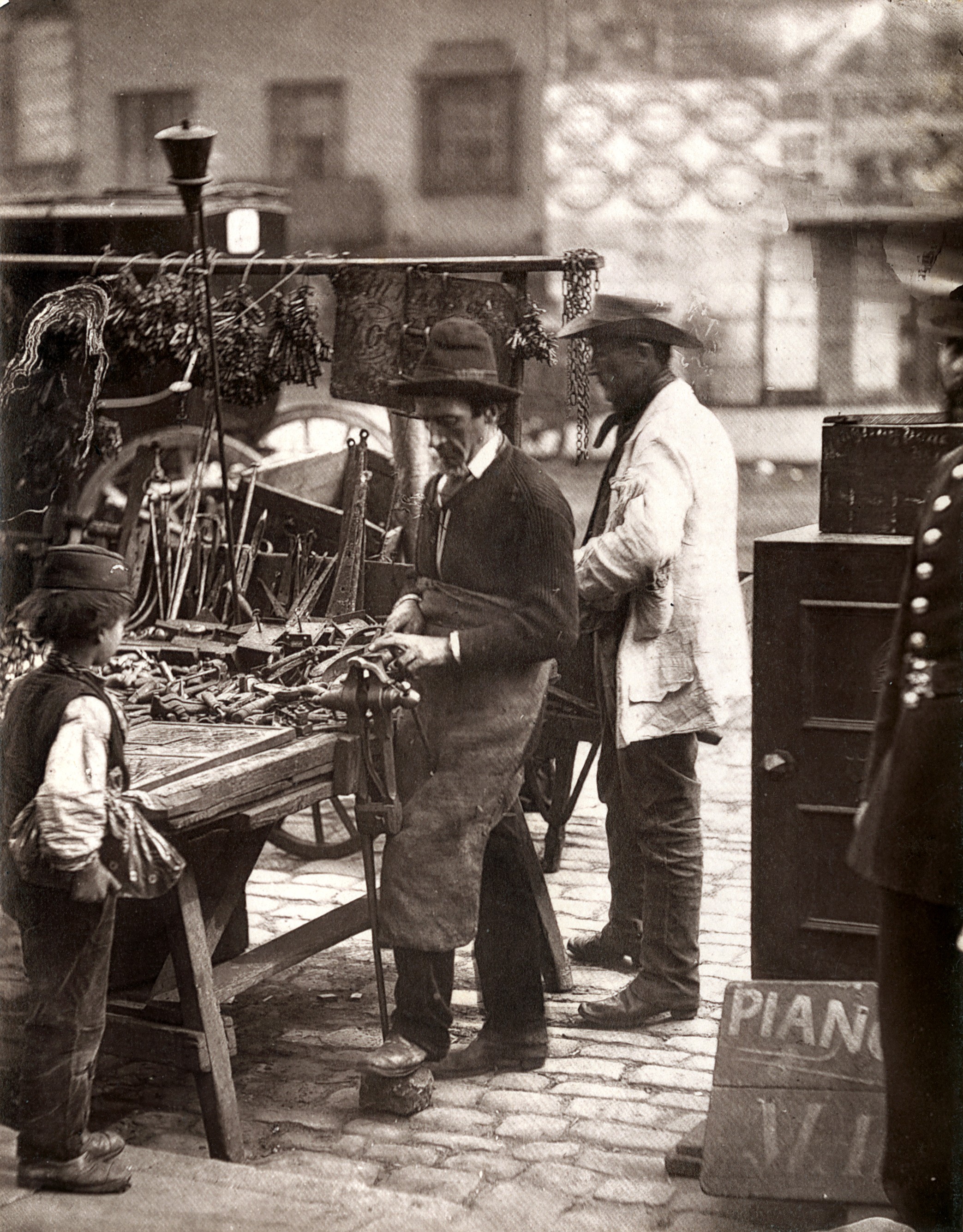 Уличный слесарь, 1877. Автор Джон Томпсон