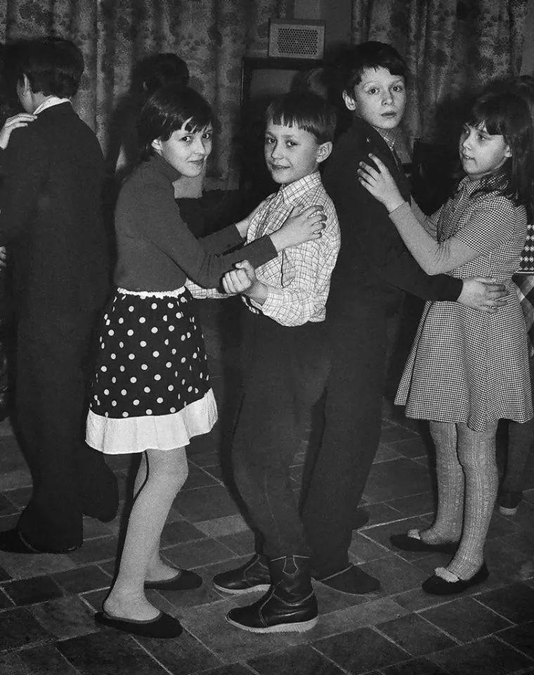 Медленные танцы на школьной дискотеке, 1980-е. Фотограф неизвестен