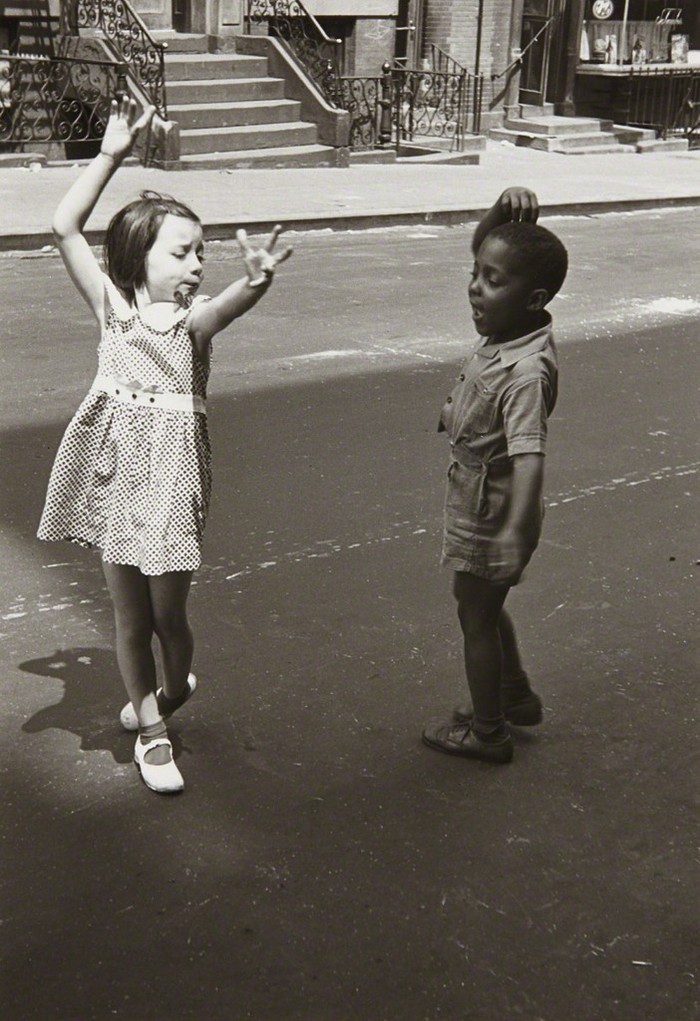 Уличные танцы, Нью-Йорк, ок. 1940. Фотограф Элен Левитт