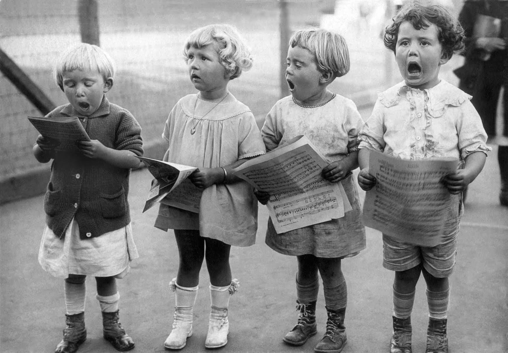 Дети поют: изображения без лицензионных платежей