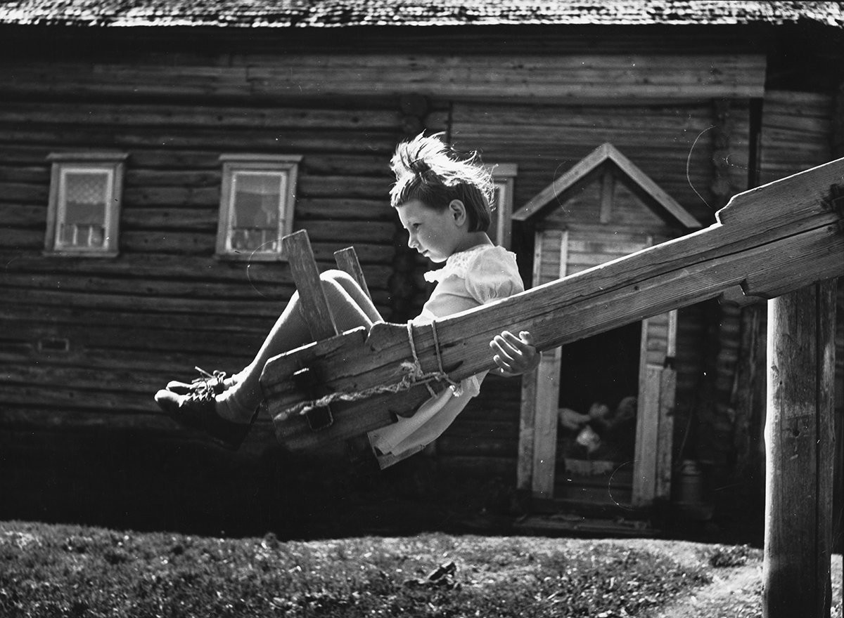 Качели, Кострома, 1981. Фотограф Михаил Голосовский