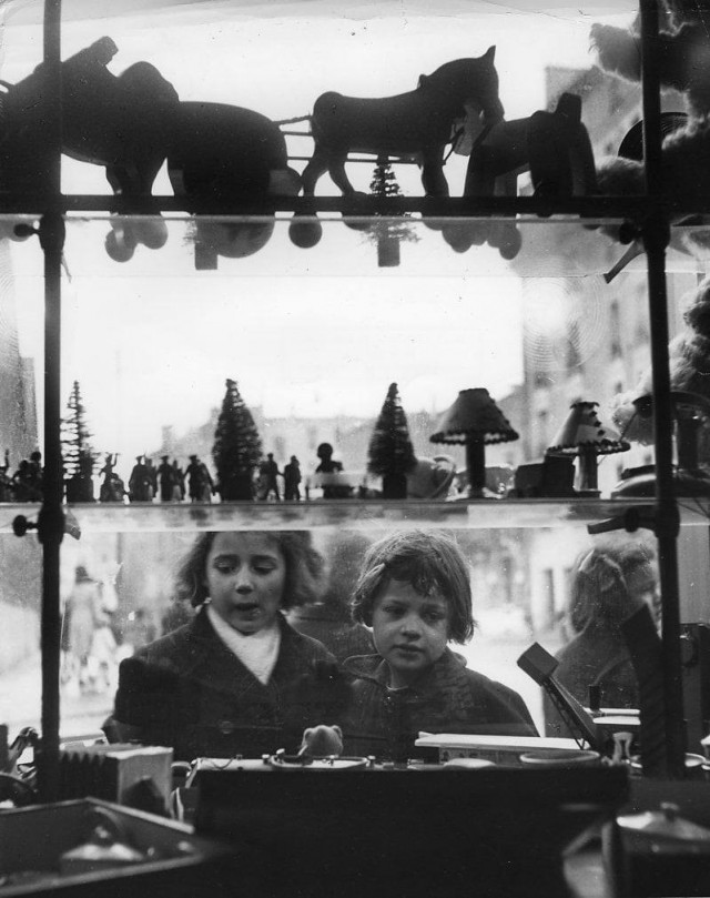 Девочки перед рождественской витриной магазина, Париж, 1947. Фотограф Робер Дуано