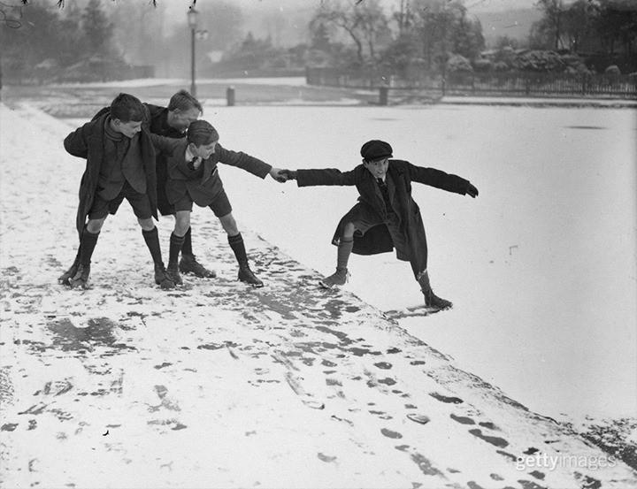 Школьники пробуют лёд на озере в Хэмпстеде, Англия, 1924. Архив Getty Images