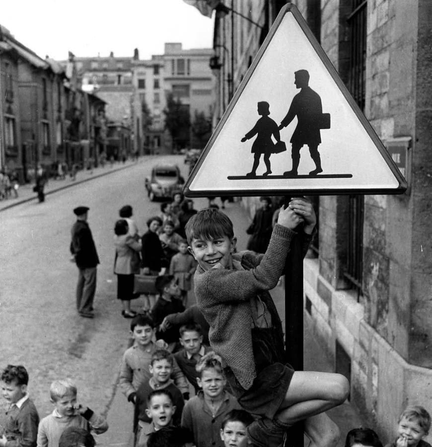 Школьники на улице, 1956. Фотограф Робер Дуано