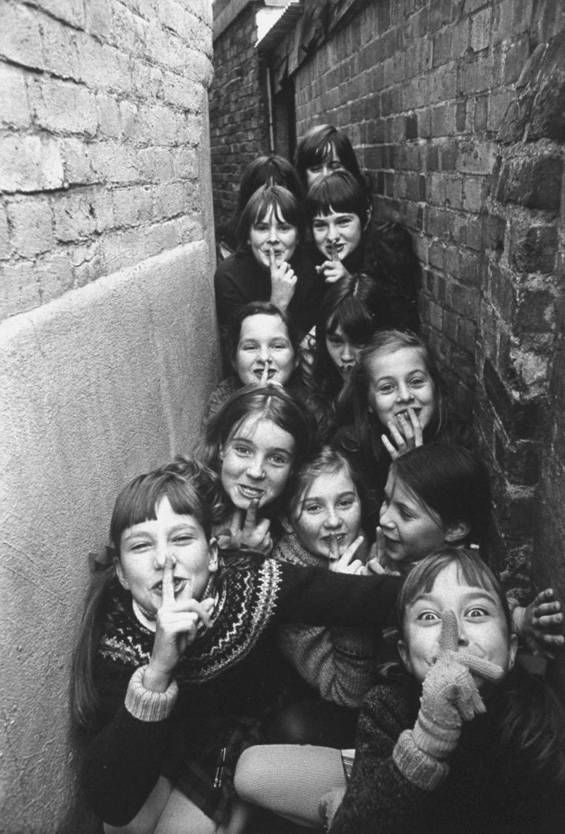 Дворовые игры британских детей в пригороде Лондона, 1970. Фотограф Теренс Спенсер