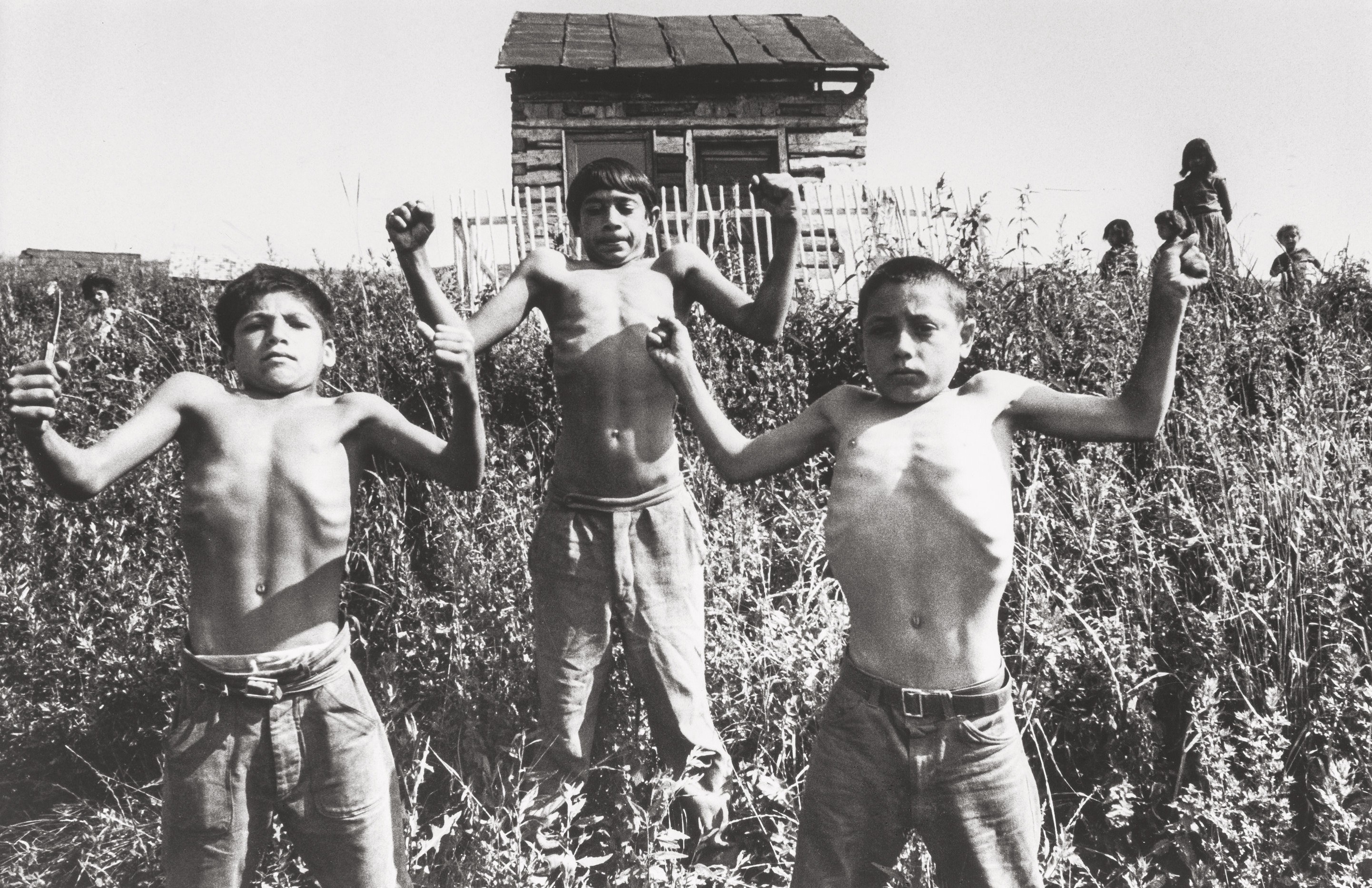 Мальчики хвастают мускулатурой. Жехра, 1967 год. Фотограф Йозеф Куделка