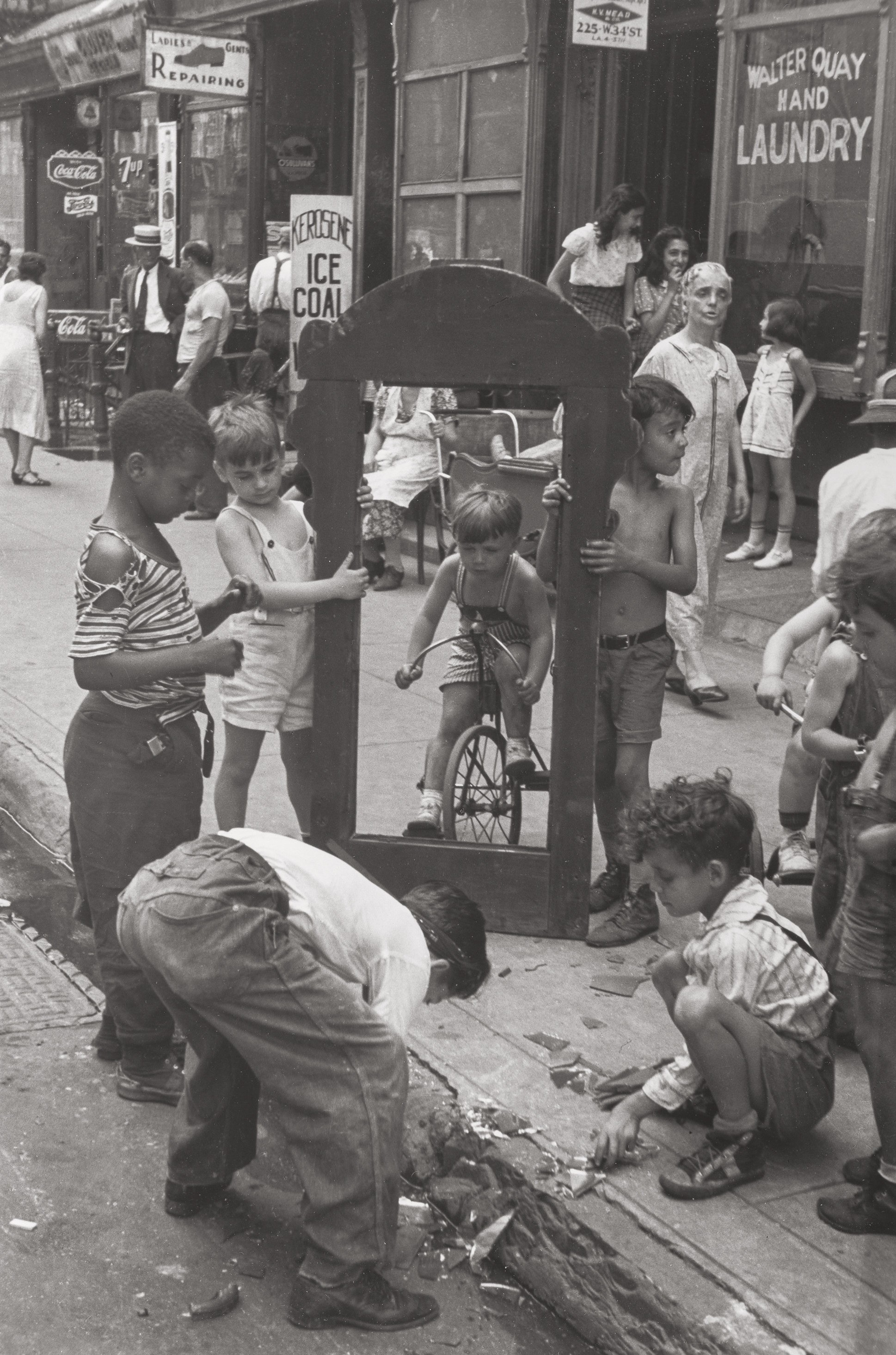 Дети с разбитым зеркалом, Нью-Йорк, около 1940 г. Фотограф Элен Левитт