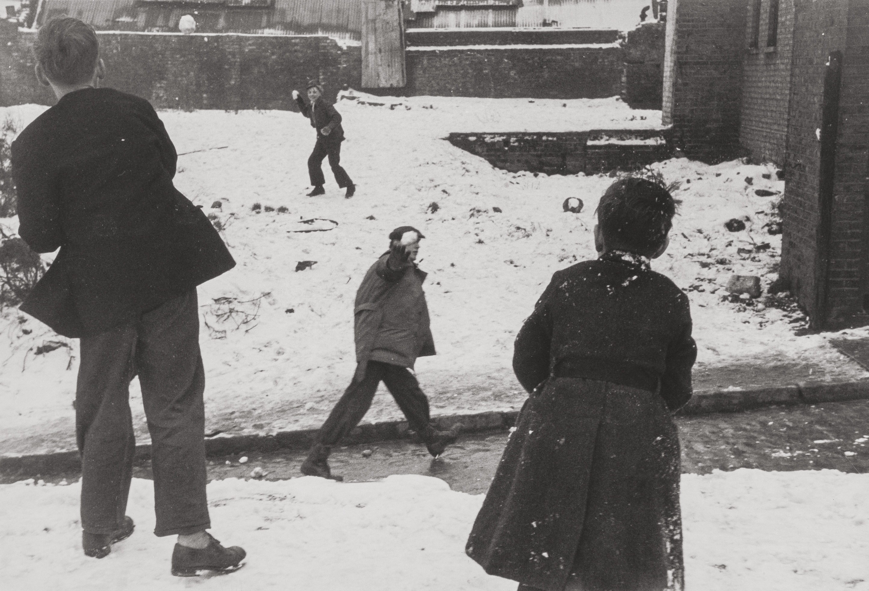Под снежными снарядами, 1955. Фотограф Роджер Мэйн