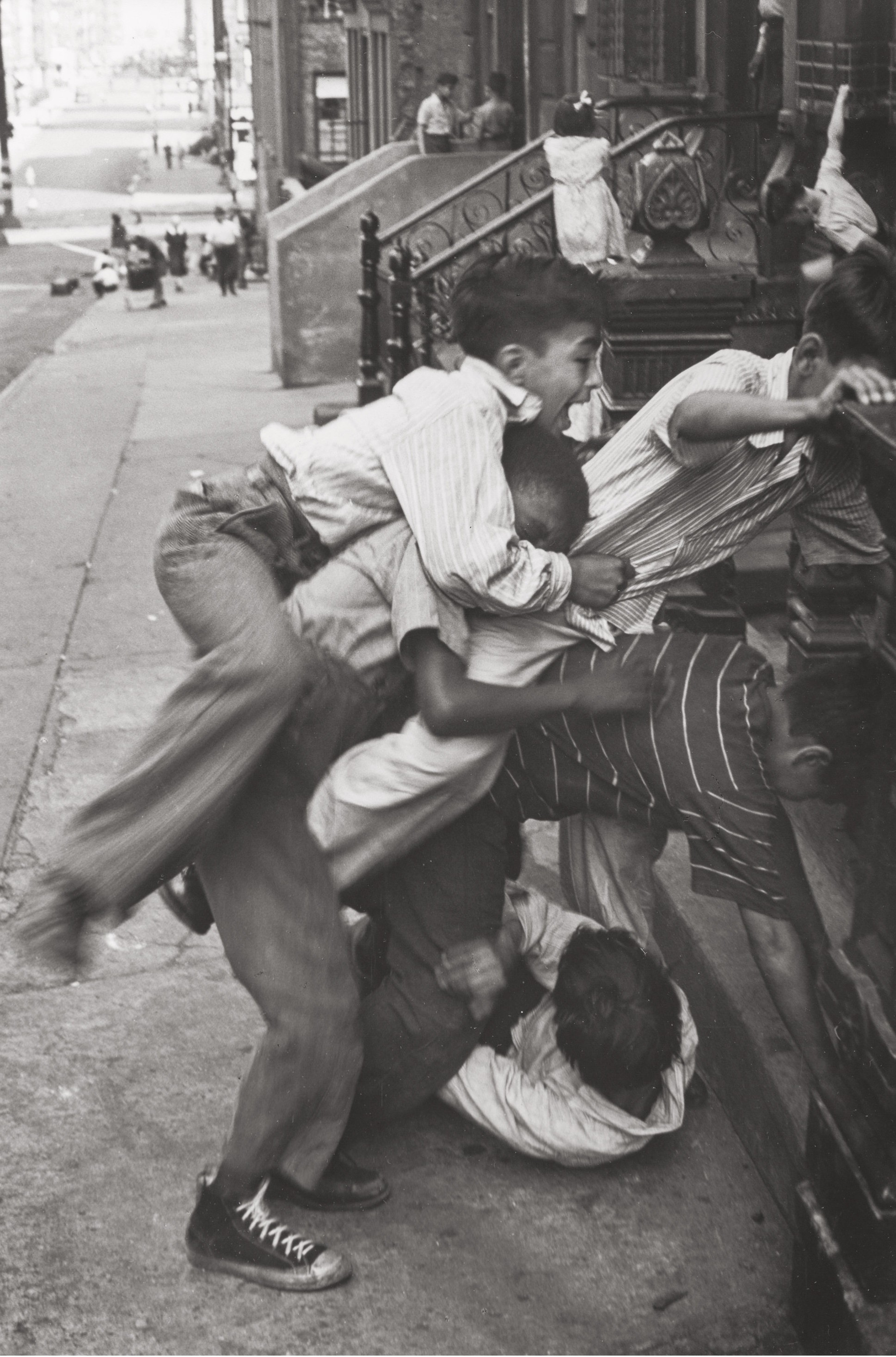 На улице в Нью-Йорке, 1942. Фотограф Элен Левитт