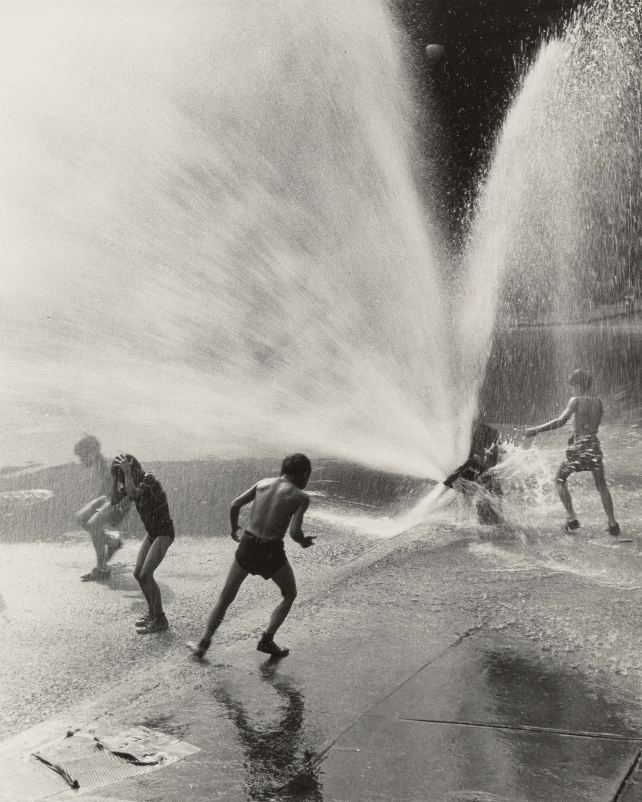 У пожарного гидранта, 1948. Фотограф Фриц Нойгасс