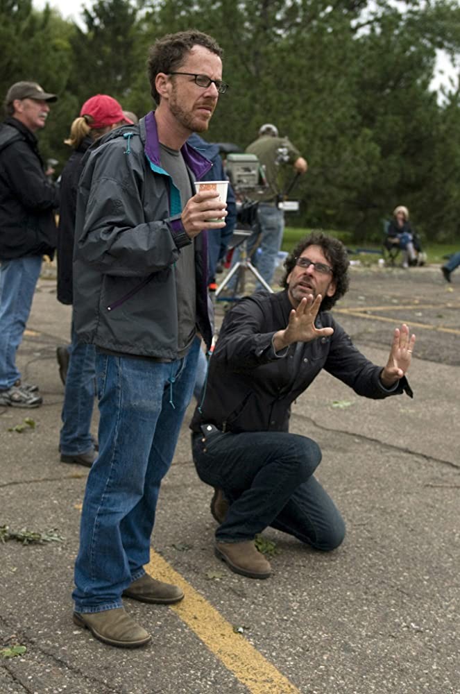 Итан Коэн и Джоэл Коэн на съёмках фильма Серьёзный человек, 2009