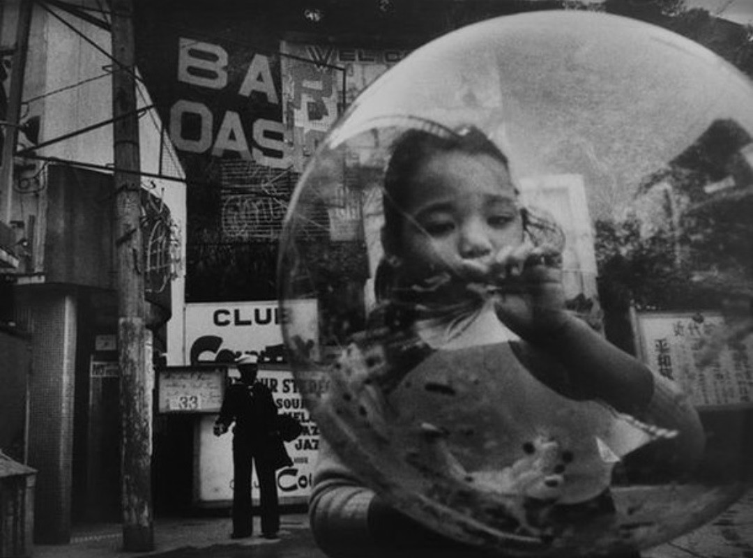 Девочка и жевательная резинка. Япония, 1959 год. Фотограф Сёмэй Томацу (Shomei Tomatsu) — Восточный минимализм в фотографии: красота и сила простоты / Камералабс