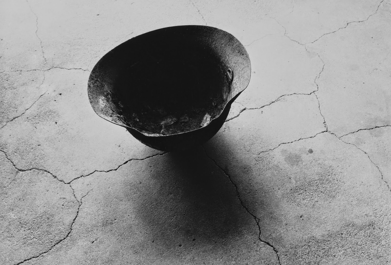 Стальной шлем с костью черепа, сплавленные атомной бомбой. Нагасаки, 1963 год. Фотограф Сёмэй Томацу (Shomei Tomatsu) — Восточный минимализм в фотографии: красота и сила простоты / Камералабс