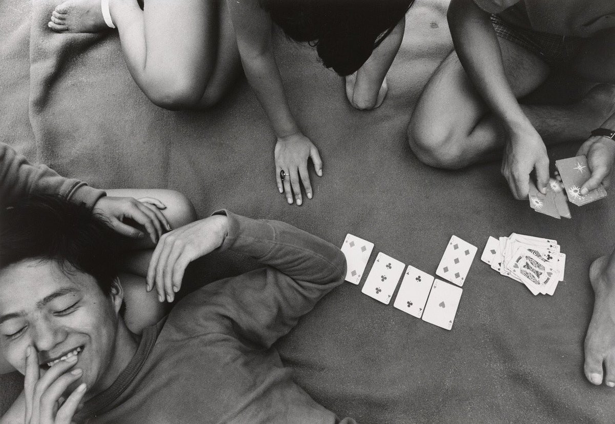Карточная игра, Дзуси, Канагава,1964 год. Фотограф Сёмэй Томацу (Shomei Tomatsu) — Восточный минимализм в фотографии: красота и сила простоты / Камералабс