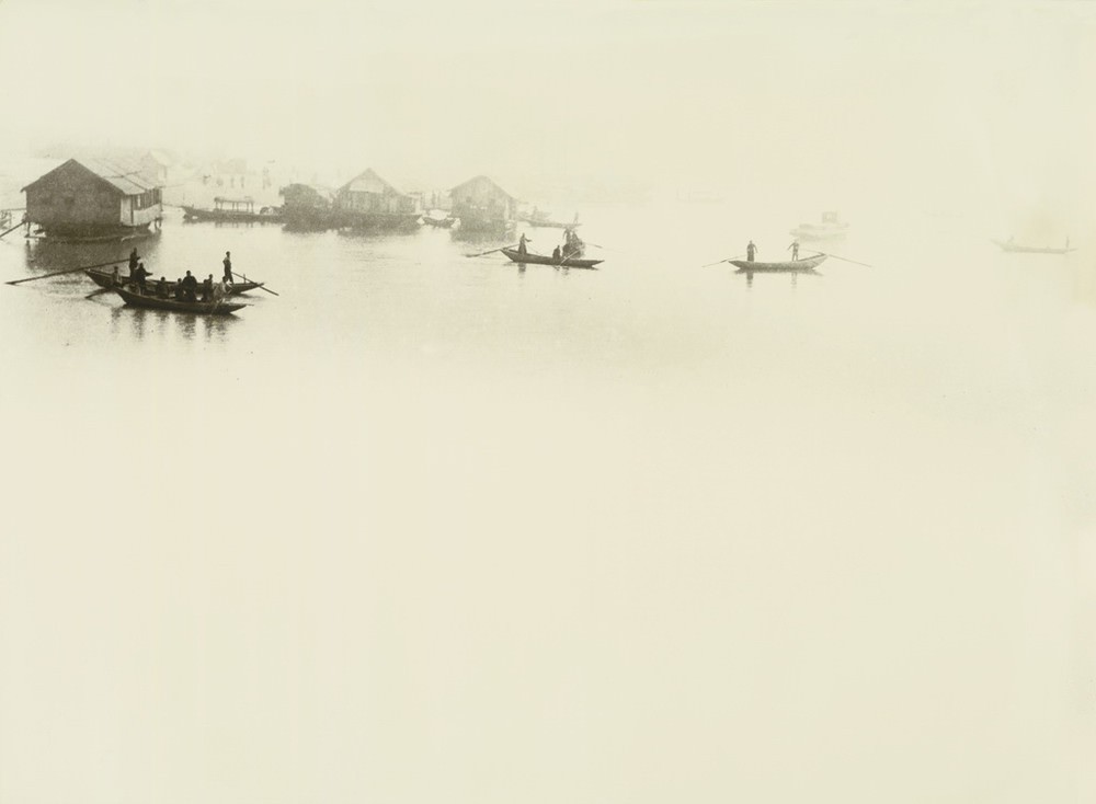 Причал на реке в туманную ночь, 1937 год. Китай. Фотограф Лонг Чинсан — Восточный минимализм в фотографии: красота и сила простоты / Камералабс