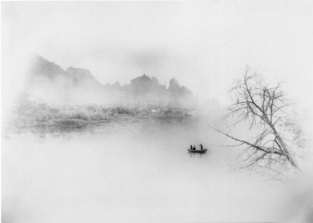 Одна лодка, пересекающая тысячи рек. 1963 год. Китай. Фотограф Лонг Чинсан — Восточный минимализм в фотографии: красота и сила простоты / Камералабс