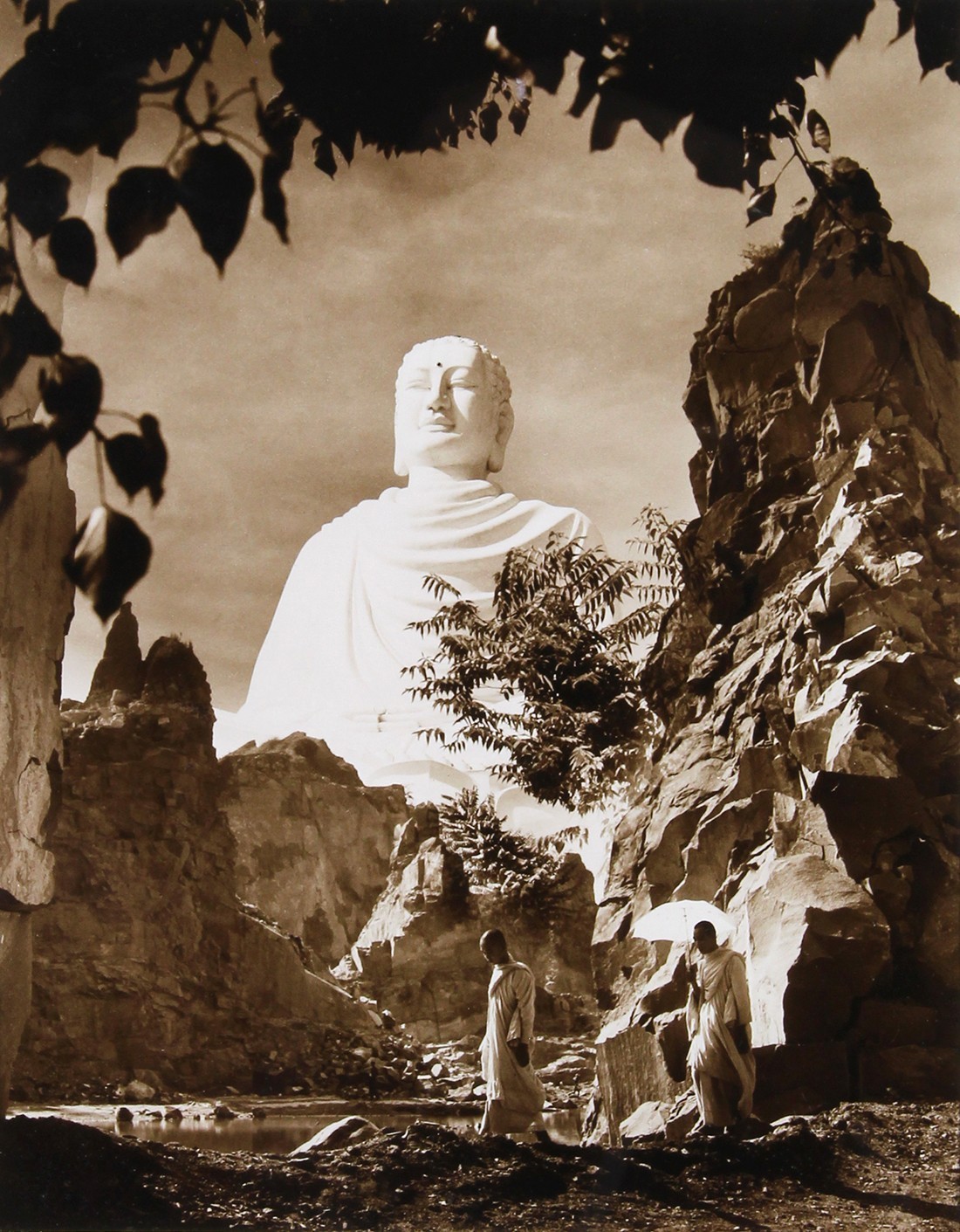 Будда. Вьетнам. 1970 год. Фотограф Дон Хонг-Оай (Don Hong-Oai) — Восточный минимализм в фотографии: красота и сила простоты / Камералабс