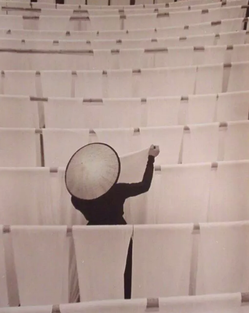 Сушка ткани, 1964 год. Фотограф Дон Хонг-Оай (Don Hong-Oai) — Восточный минимализм в фотографии: красота и сила простоты / Камералабс