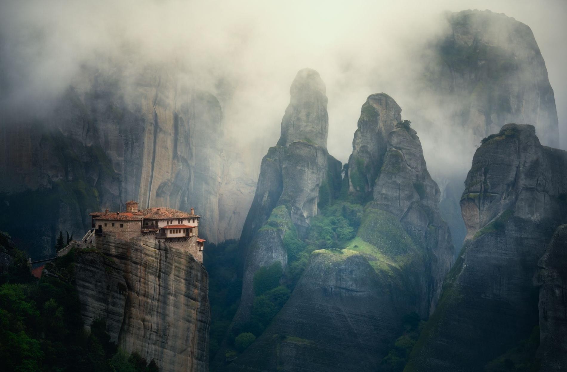 Монастырь Русану (Святой Варвары), один из шести Метеорских монастырей в Греции. Фотограф Веселин Атанасов