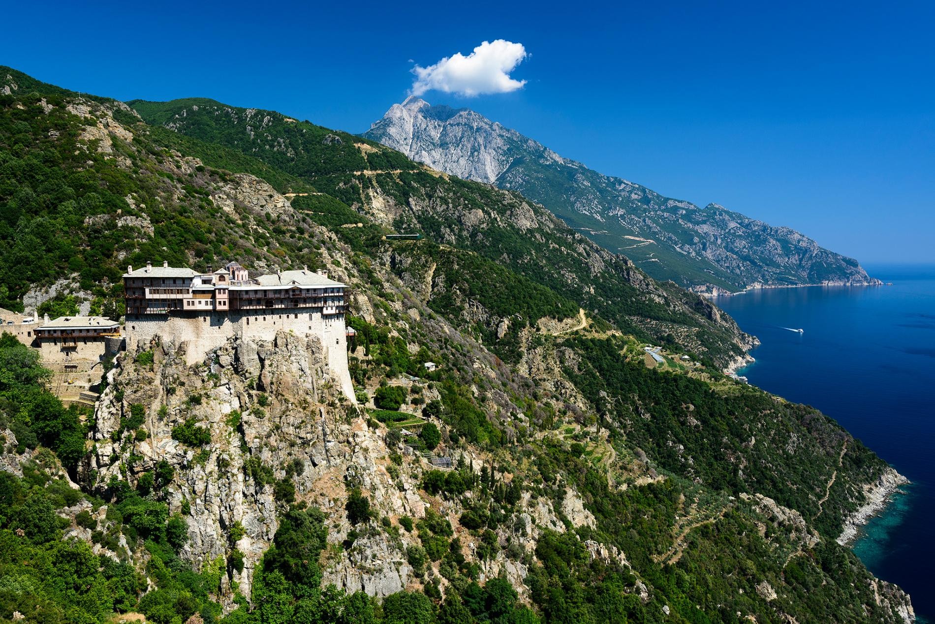 Святая гора Афон – центр православного христианства с 20 монастырями. Фотограф Хартмут Криниц