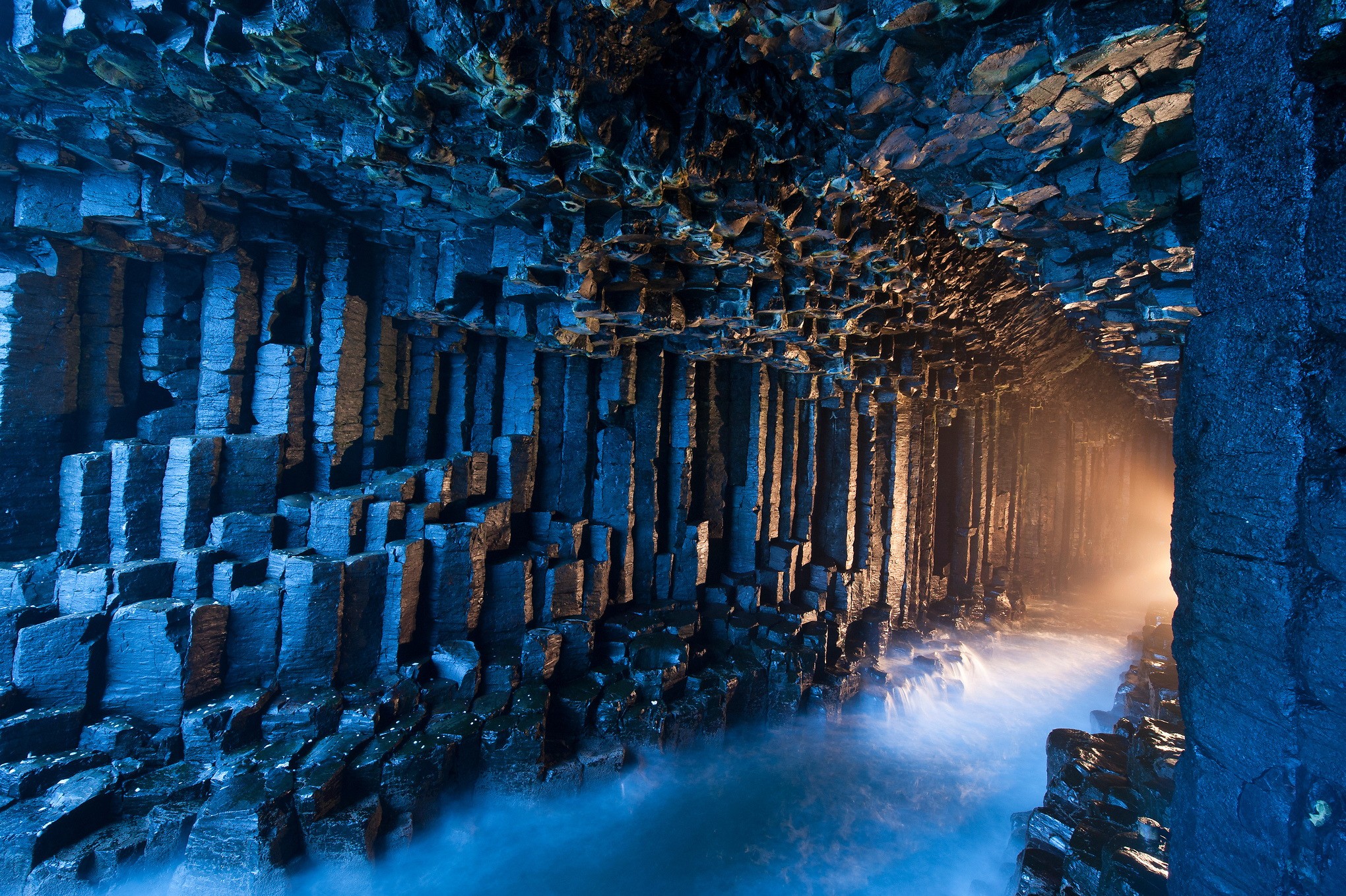 Фингалова пещера на острове Стаффа, Внутренние Гебридские острова. Фотограф Джим Ричардсон