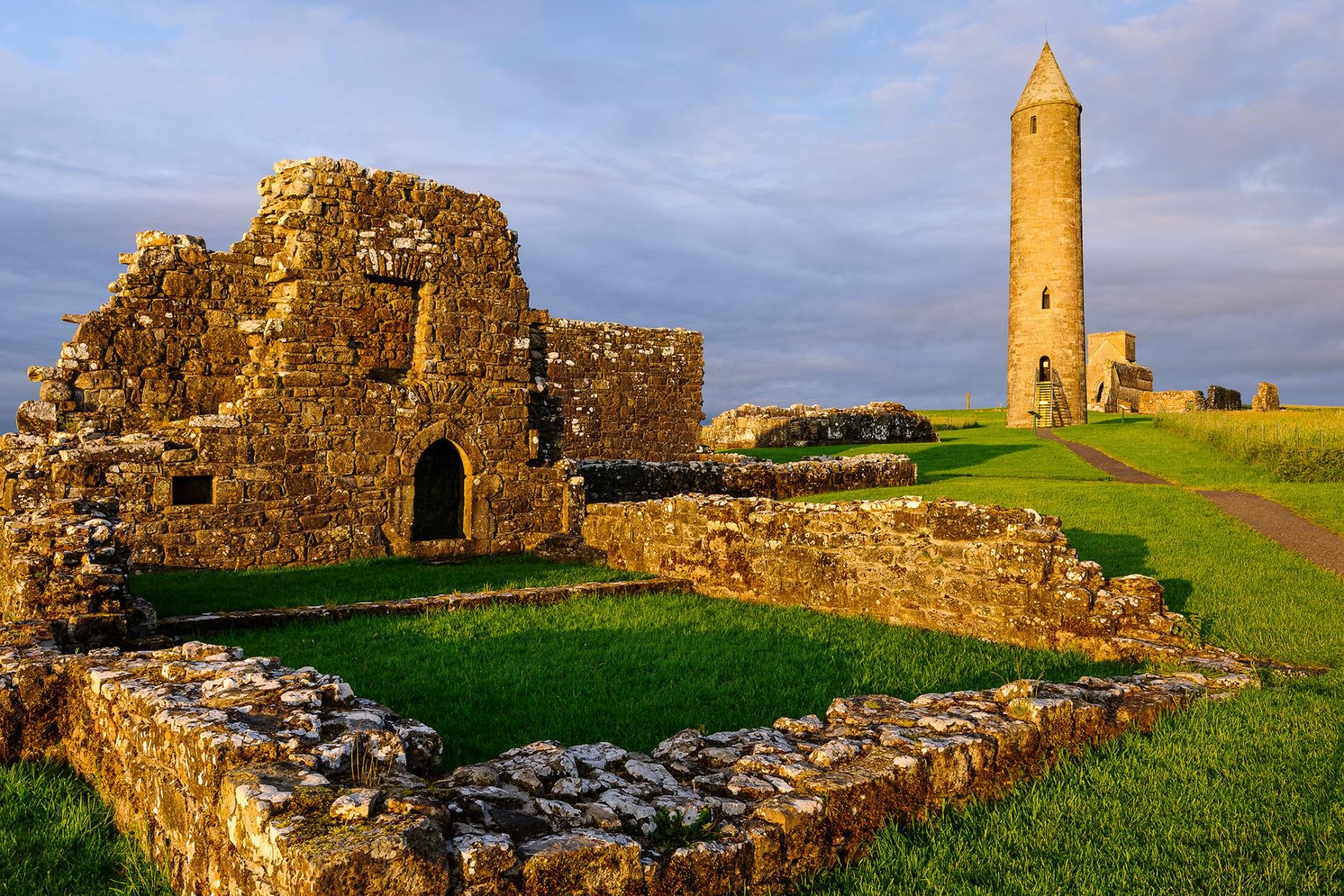 Церковное поселение острова Девениш на озере Лох-Эрн было основано в 6-ом веке, а в 837 году разграблено викингами. Северная Ирландия. Фотограф Хартмут Криниц