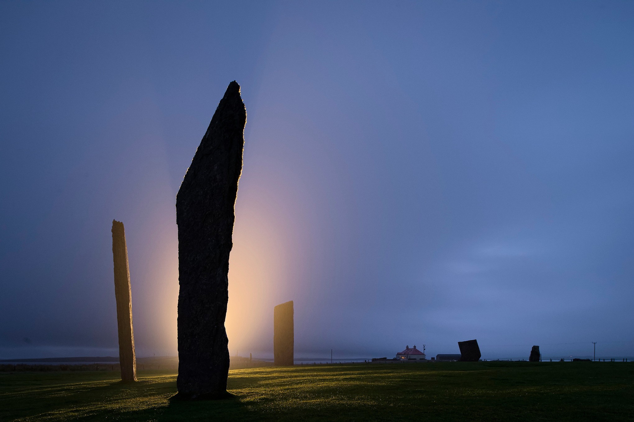 Мегалиты Стеннеса на Мейнленде, самом большом острове в архипелаге Оркнейских островов, Шотландия. Фотограф Джим Ричардсон