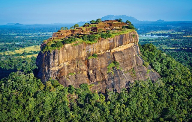 Скальное плато Сигирия («львиная скала») в самом центре острова Шри-Ланка. Фотограф Филипп Мишель